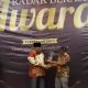 Heri Koswara Raih Penghargaan Tokoh Inspiratif dalam Bidang Pendidikan dari Radar Bekasi Award