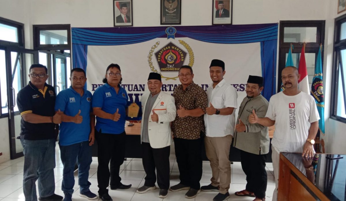 Jalin Sinergi, Heri Koswara Kunjungi Kantor PWI Bekasi Raya