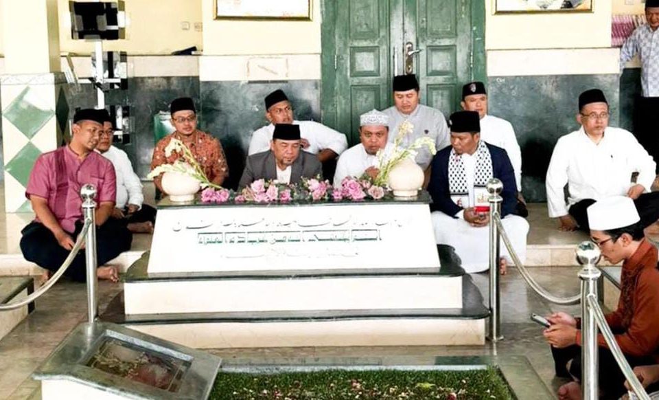 Calon Wali Kota Bekasi Heri Koswara Ziarah ke Makam Pahlawan Nasional KH. Noer Alie