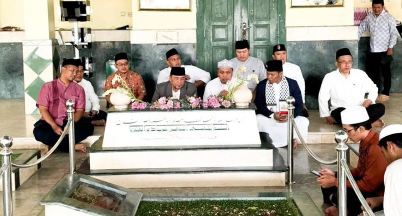 Calon Wali Kota Bekasi Heri Koswara Ziarah ke Makam Pahlawan Nasional KH. Noer Alie